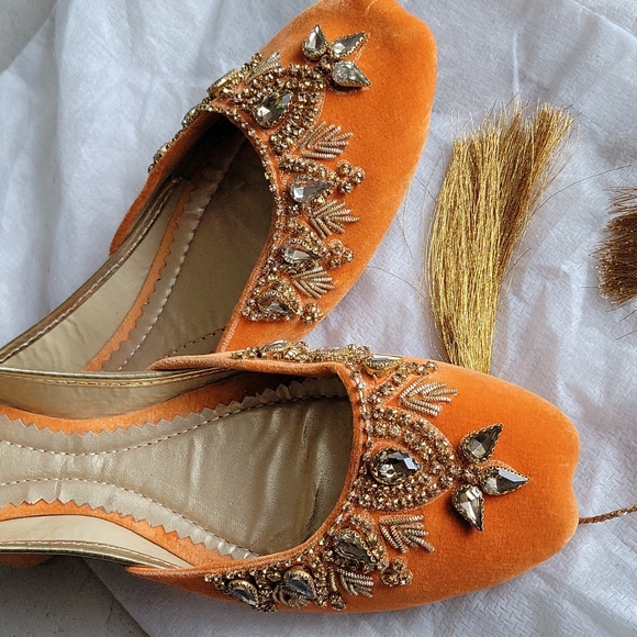 NWTBrand new Handmade velvet bridal khussas. Pakistani Indian khussas flat shoes - Picture 6 of 6